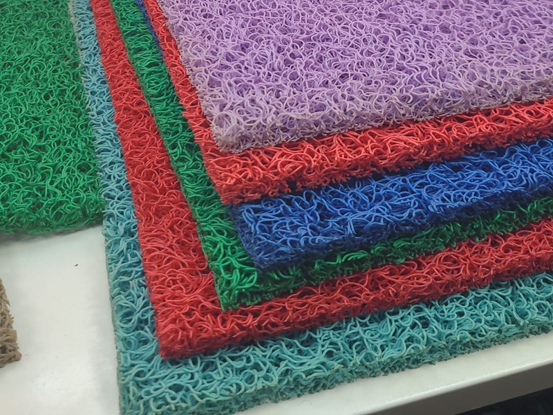 Kenar bandajlı kıvırcık coil PVC paspas — mor kırmızı mavi yeşil açık mavi renklerde standart ölçü kapı önü paspası