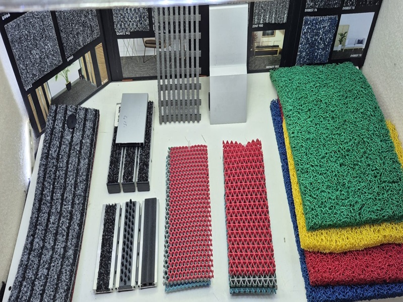 Alüminyum profilli kurumsal giriş paspas sistemi — otel banka AVM girişi için değiştirilebilir dolgulu çerçeveli paspas