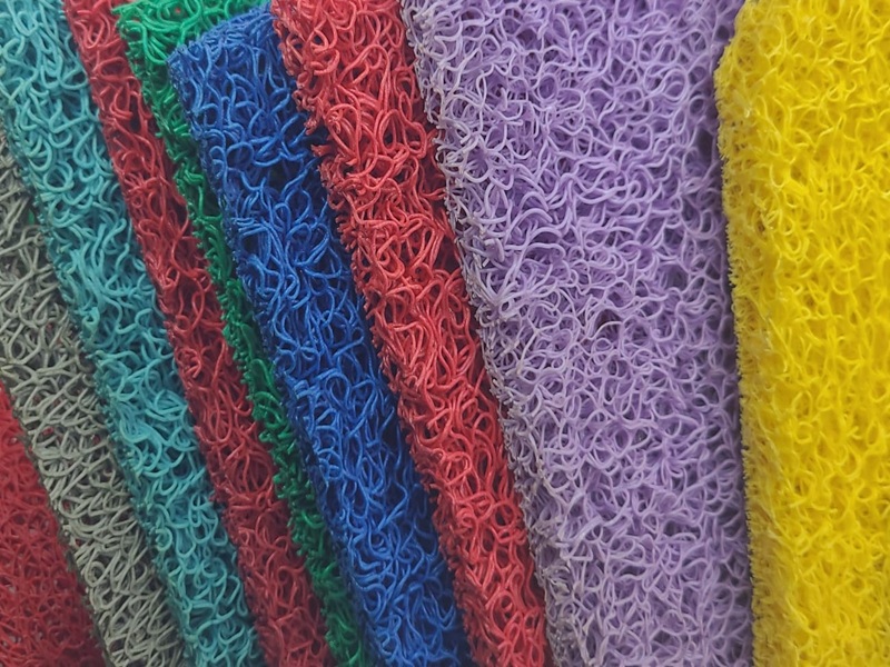 Toptan çok renkli kıvırcık coil PVC paspas çeşitleri — gri yeşil kırmızı mavi mor sarı rulo satış kurumsal tedarik